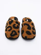 Pantuflas cerradas con estampado animal print en tonos marrón y beige, con interior de felpa.