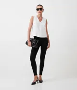 Pantalón legging negro de viscosa, poliamida y elastano, con elásticos laterales en la cintura.