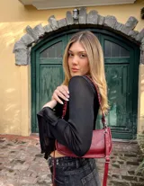 Remera negra de manga larga con tajos laterales y en las mangas.