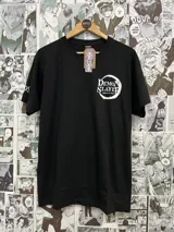 Remera negra de manga corta con estampado frontal del logo de Demon Slayer en color blanco.