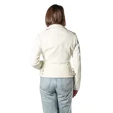 Campera blanca de cuero sintético con corte slim, cierre frontal asimétrico, cuello solapa con broches metálicos, dos bolsillos frontales con cierre y herrajes plateados.