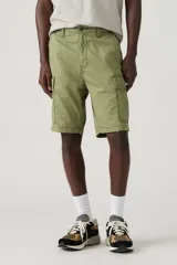Bermuda cargo color verde oliva con bolsillos laterales con fuelle y cierre de botón a presión.