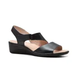 Sandalias de cuero negro con plataforma baja y tira ancha sobre el empeine. Ajuste con velcro en la tira trasera.