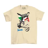 Remera color crema con estampado de un hombre andando en una moto Vespa.