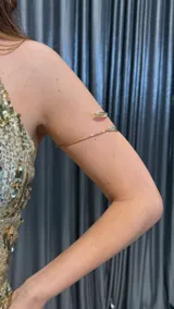 Brazalete dorado con forma de serpiente con detalles de strass.