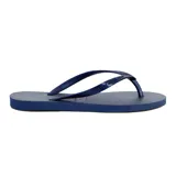Chanclas de goma color azul marino, con suela texturizada y tiras finas con el logo de la marca.