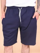 Short deportivo azul marino con cintura elástica ajustable con cordón blanco y bolsillos laterales.