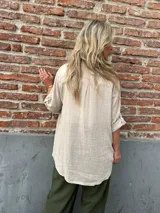 Camisa beige de algodón baumwolle, con cuello mao y mangas 3/4 con trabilla para enrollar.
