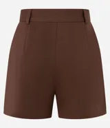 Short de vestir color marrón con cintura alta, trabillas, pliegues delanteros y bolsillos laterales.