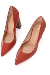 Stilettos caramelo de 9 cm de altura, con suela acolchada y flexibles, diseñados para la mujer elegante y exigente.