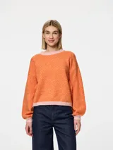 Suéter de punto jacquard color naranja con cuello redondo y ribetes en rosa.
