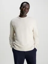 Sweater color crema de lana y acrílico, con cuello redondo y corte regular.