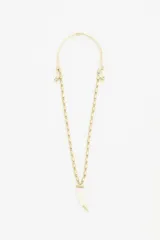 Collar dorado con cuentas cilíndricas y colgante de cuerno blanco con punta dorada.