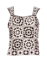 Polera sin mangas tejida a crochet con cuadrados en blanco, negro y gris.