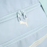 Bolso deportivo Puma color celeste con detalles en negro y amarillo. Tiene doble asa de mano y correa de hombro ajustable. Cuenta con cierre superior, bolsillo frontal con cierre y bolsillo lateral de malla. Logo de Puma estampado en el frente.