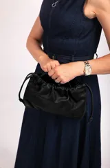 Cartera tipo sobre de cuero color azul eléctrico, con correa de hombro extraíble.