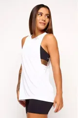 Musculosa deportiva blanca de corte holgado, con sisas amplias y espalda deportiva.