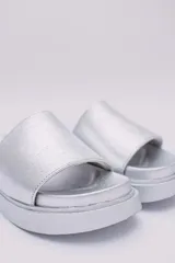 Sandalias rojas de plataforma, veganas y amigables con el medio ambiente. Hechas con Piñatex, textil que busca suplantar el cuero animal, hecho a partir de las hojas del ananá.