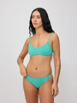 Top de bikini color verde azulado, de corte clásico con escote en V y tirantes finos ajustables.