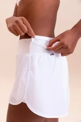 Pollera deportiva color verde lima, con short interno y bolsillo en la cintura.