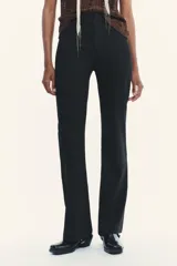 Pantalón blanco de tiro alto con corte acampanado.