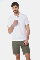 Bermuda gris con cintura elastizada.