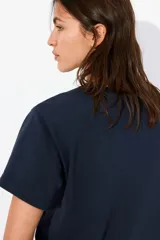 Remera azul marino de algodón, corte amplio, con mangas cortas y cuello redondo.