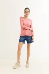 Sweater color camel de tejido de punto con escote en V y detalle de crochet en el borde. De manga larga y corte recto.