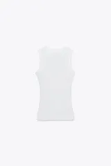 Musculosa blanca de algodón con cuello redondo y corte ajustado.
