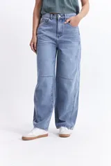 Pantalón jean celeste de tiro medio, corte amplio y redondeado.