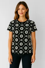 Remera negra con estampado de flores blancas, de manga corta y cuello redondo.