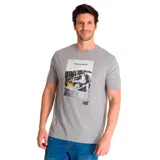 Remera gris de manga corta con cuello redondo y estampado frontal de una máquina Caterpillar con texto "Peoria Illinois" y logo de la marca. Corte clásico.