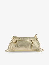 Cartera de mano dorada con textura arrugada y cadena metálica dorada.