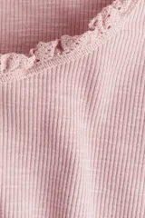 Top rosa de punto acanalado con escote redondo y mangas cortas. Tiene ribete de encaje en escote y mangas, y corte ajustado.