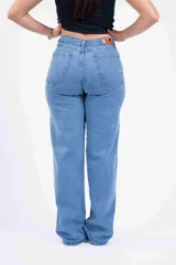 Pantalón de jean celeste, corte wide leg, tiro alto y cinco bolsillos.