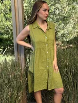 Vestido camisero verde oliva sin mangas, de lino italiano, con cuello camisero y botones de nácar.