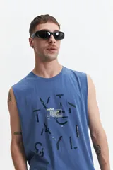 Musculosa negra de algodón con corte oversize, cuello redondo y estampado con la frase "Focus on yourself" y elementos gráficos.