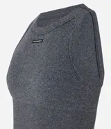Musculosa deportiva gris con cuello redondo y corte ajustado. Presenta un diseño seamless texturizado y una goma con el logo "movement" en el pecho.