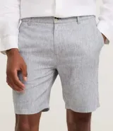 Bermuda de hombre en lino color gris claro, de corte recto, con textura discreta, bolsillos laterales y cierre frontal con botón y cremallera.