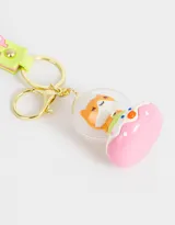 Llavero con dije de gatito dentro de una burbuja transparente y base rosa, con gancho dorado. Incluye un strap de silicona rosa con detalles en verde y la palabra "Summer".