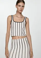 Top sin mangas a rayas en blanco y negro, con corte cropped y escote cuadrado.
