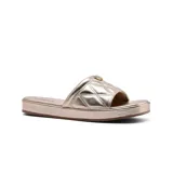 Sandalia plateada con plataforma, tira ancha acolchada con diseño geométrico y logo de la marca.