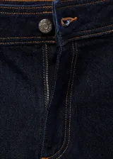 Jeans de corte recto color azul oscuro, con cintura alta y tela de mezclilla durable.