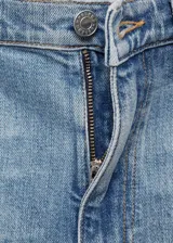 Pantalón de jean celeste de tiro medio, corte slim y largo cropped.