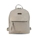 Mochila color marrón claro, combinada con apertura frontal y bolsillo interior. Tiene asa de mano y correas de galón regulables para colgar en la espalda.