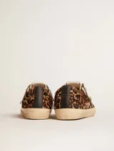 Zapatillas Golden Goose modelo V-Star 2 con estampado animal print de leopardo, estrella lateral negra y cordones grises.