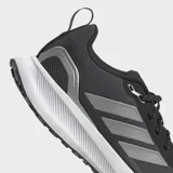 Championes de running Adidas Runfalcon 5 TR, color negro con tres franjas laterales plateadas reflectantes. Posee mediasuela Cloudfoam blanca y suela exterior Adiwear negra con tacos para agarre en terrenos irregulares.