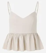 Blusa sin mangas color beige, con escote en V, breteles finos ajustables y peplum con volados en el bajo. Presenta lastex fruncido en la espalda.
