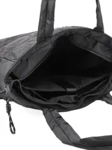 Bolso tipo shopper plateado con diseño acolchado horizontal. Tiene doble asa de hombro y cierre superior con tirador. Incluye bolsillo interior con cierre y compartimento para laptop de hasta 15".