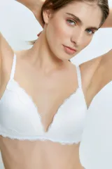 Soutien blanco de taza soft con breteles finos y contorno inferior de encaje.